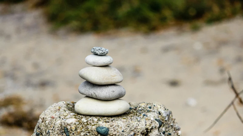 cairn pour illustrer la présence dans le changement durable