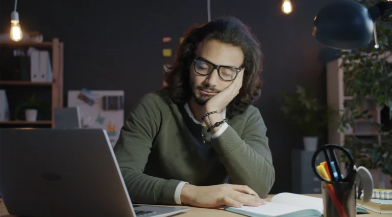 homme qui dort au travail pour illustrer l'insatisfaction des français au travail